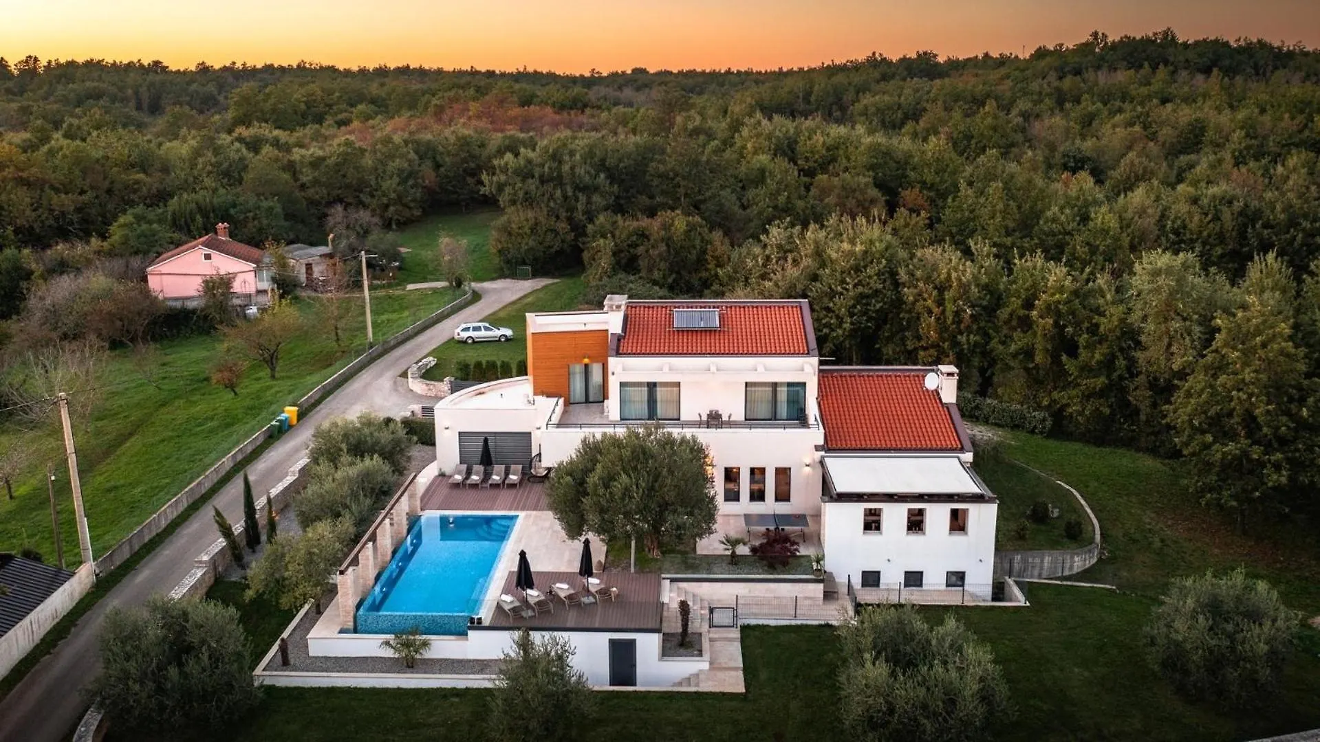 Pensión Stylish Villa Pedena With A Pool And A Gym Benazici