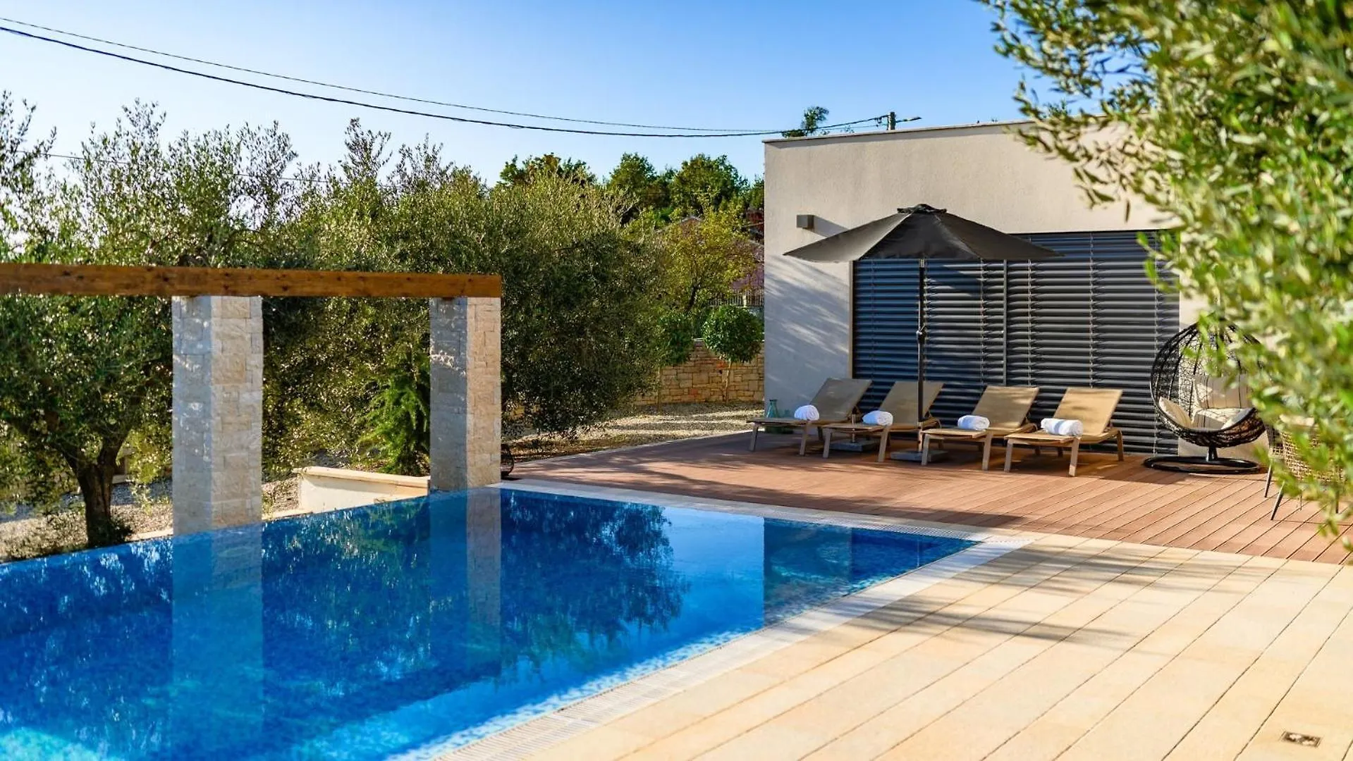 Stylish Villa Pedena With A Pool And A Gym Benazici Pensión