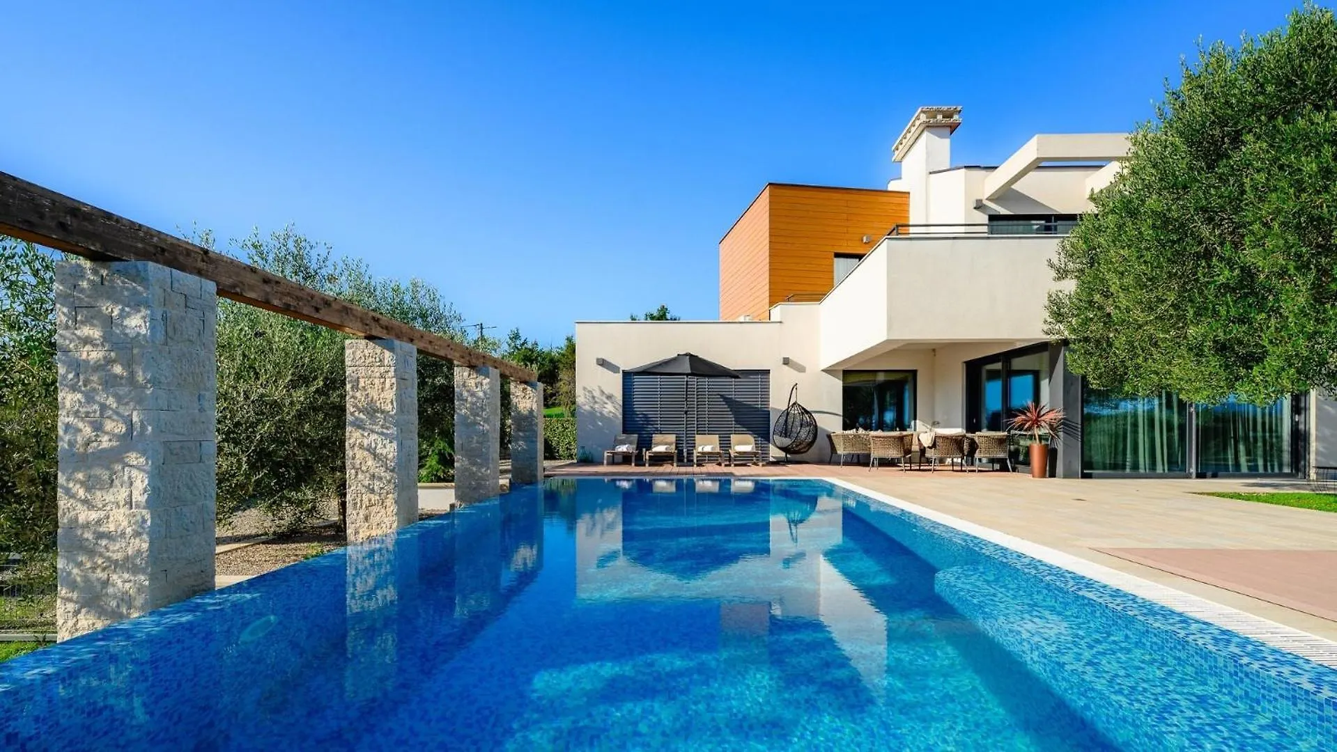 Pensión Stylish Villa Pedena With A Pool And A Gym Benazici